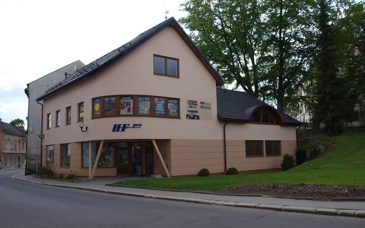 Budova s prodejnou HF pro na rohu Slovanské ulice v Šumperku